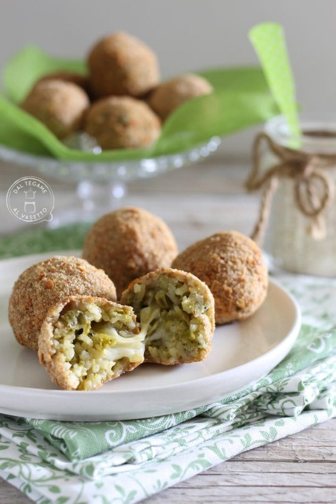 arancini de arroz guisantes y queso cocidos en freidora de aire