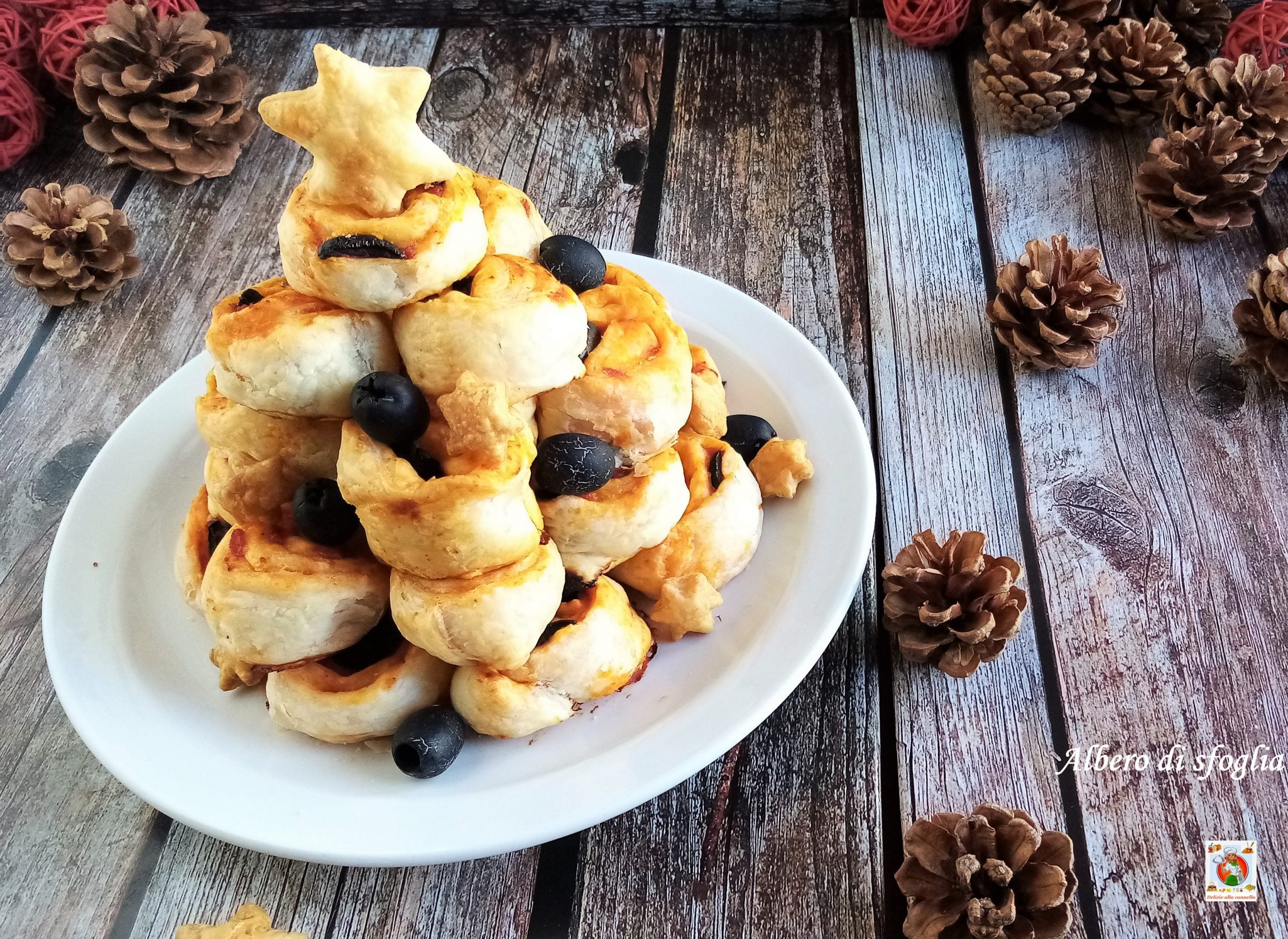Árbol de hojaldre con tomate y aceitunas