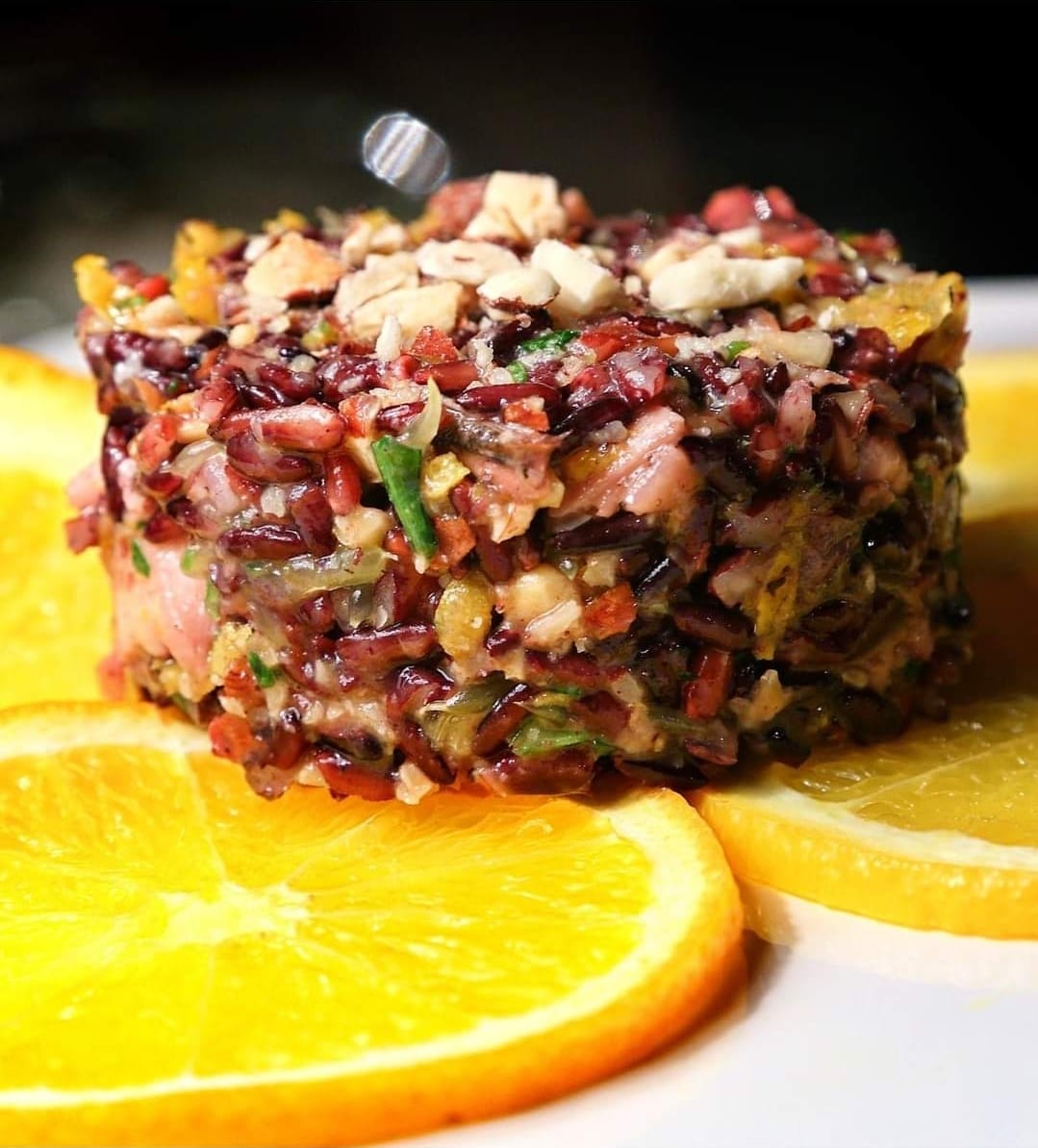 Arroz rojo con pescado y judías verdes