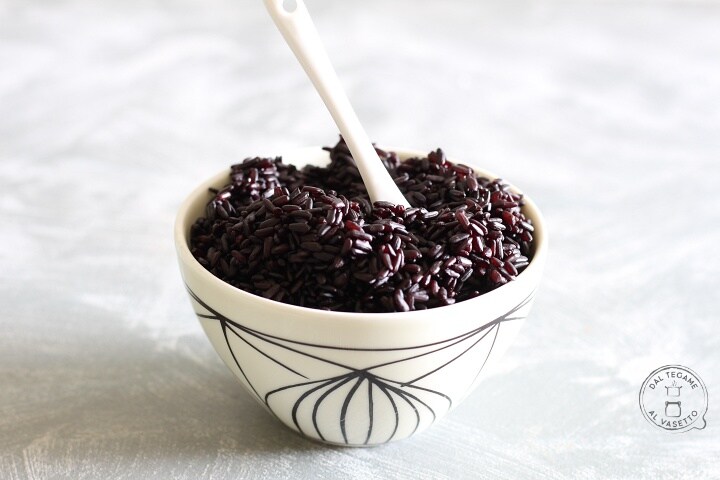 Arroz venere cocido en el microondas