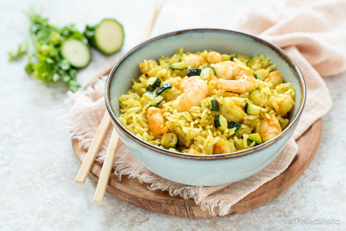 Arroz salteado con gambas y calabacines
