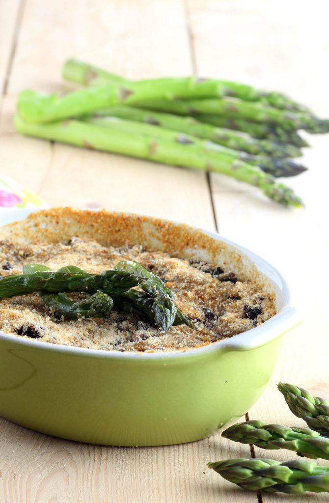 Pastel de arroz venere con espárragos