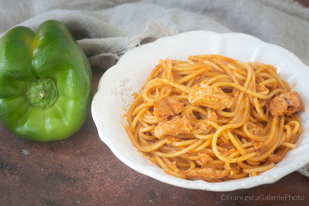 Pasta con pimientos y atún con tomates cherry al horno