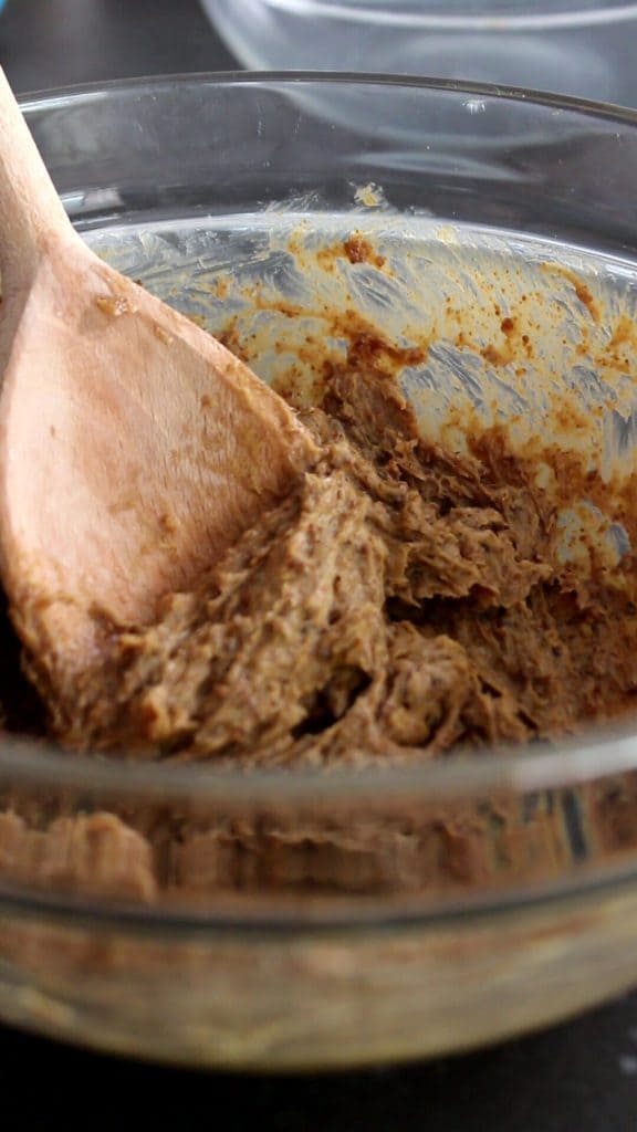 mezclar el azúcar moreno y la mantequilla ablandada con la cuchara de madera o con el batidor de mano para batirlos a largo hasta obtener una mezcla más clara y espumosa.