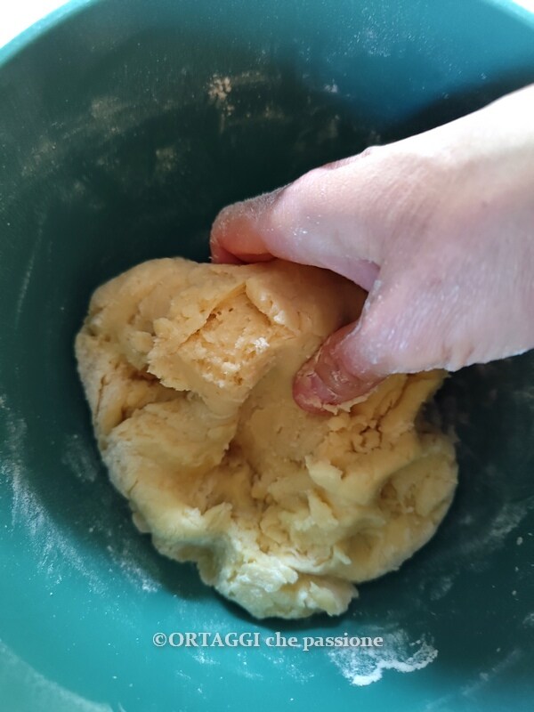 trabajar la pasta quebrada con aceite con las manos