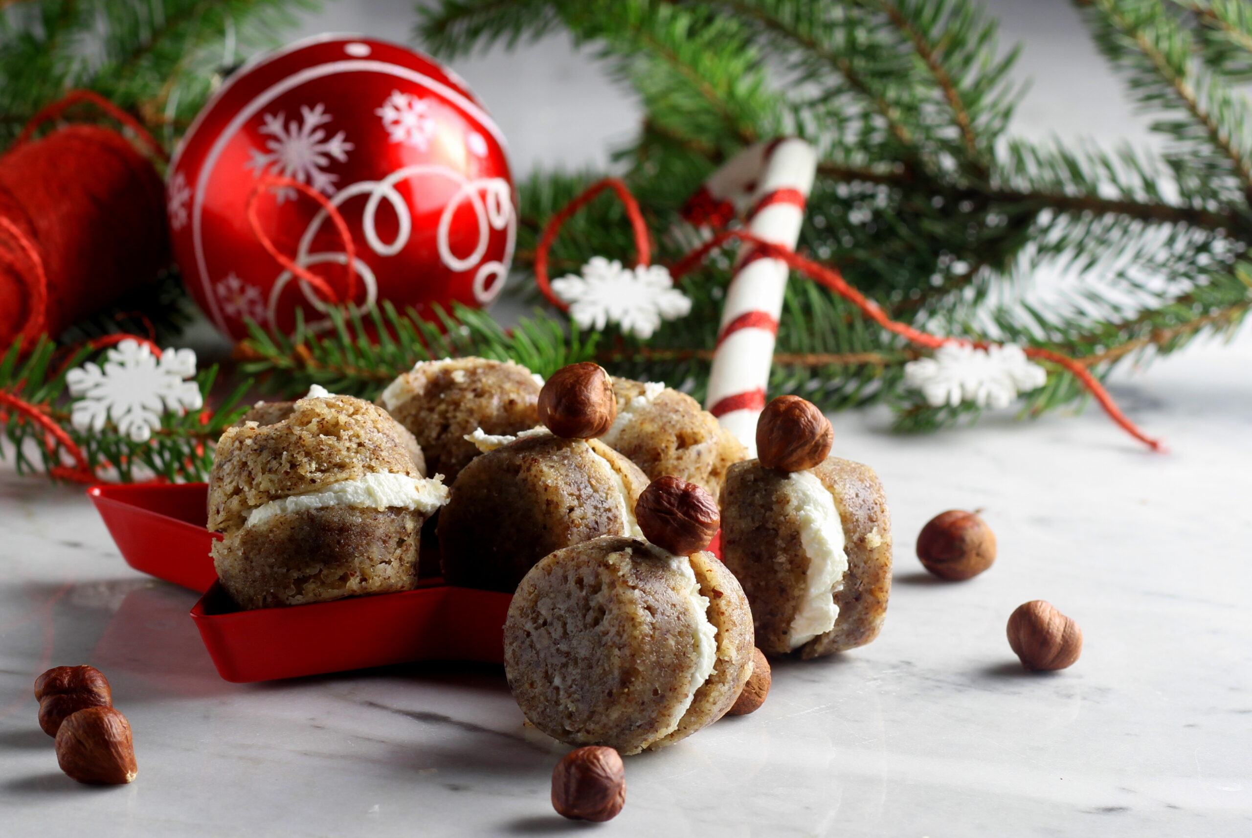 Galletitas saladas de avellana rellenas de robiola