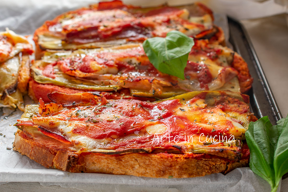 Bandeja de pan y berenjenas con speck