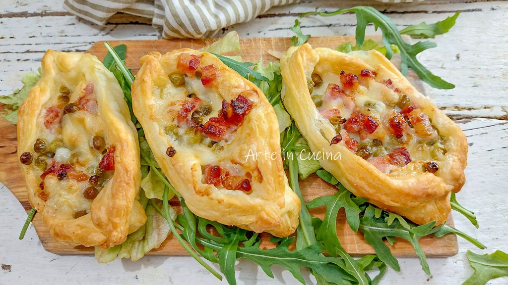 BARQUITAS de HOJALDRE con PANCETA y GUISANTES