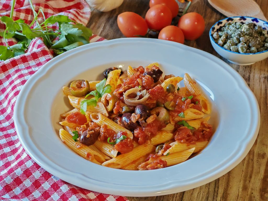 Pasta alla puttanesca con atún