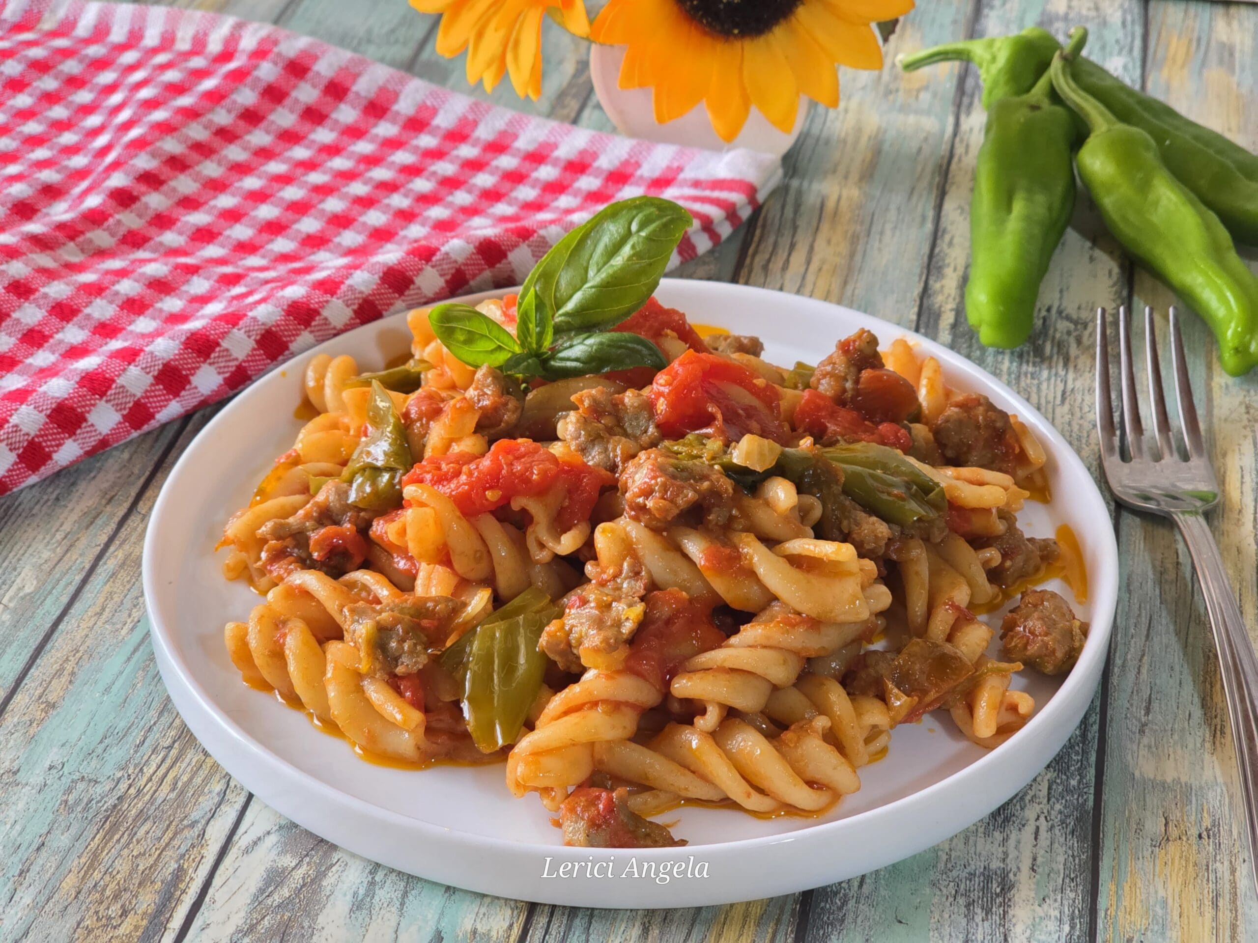 Pasta con friggitelli y salchicha
