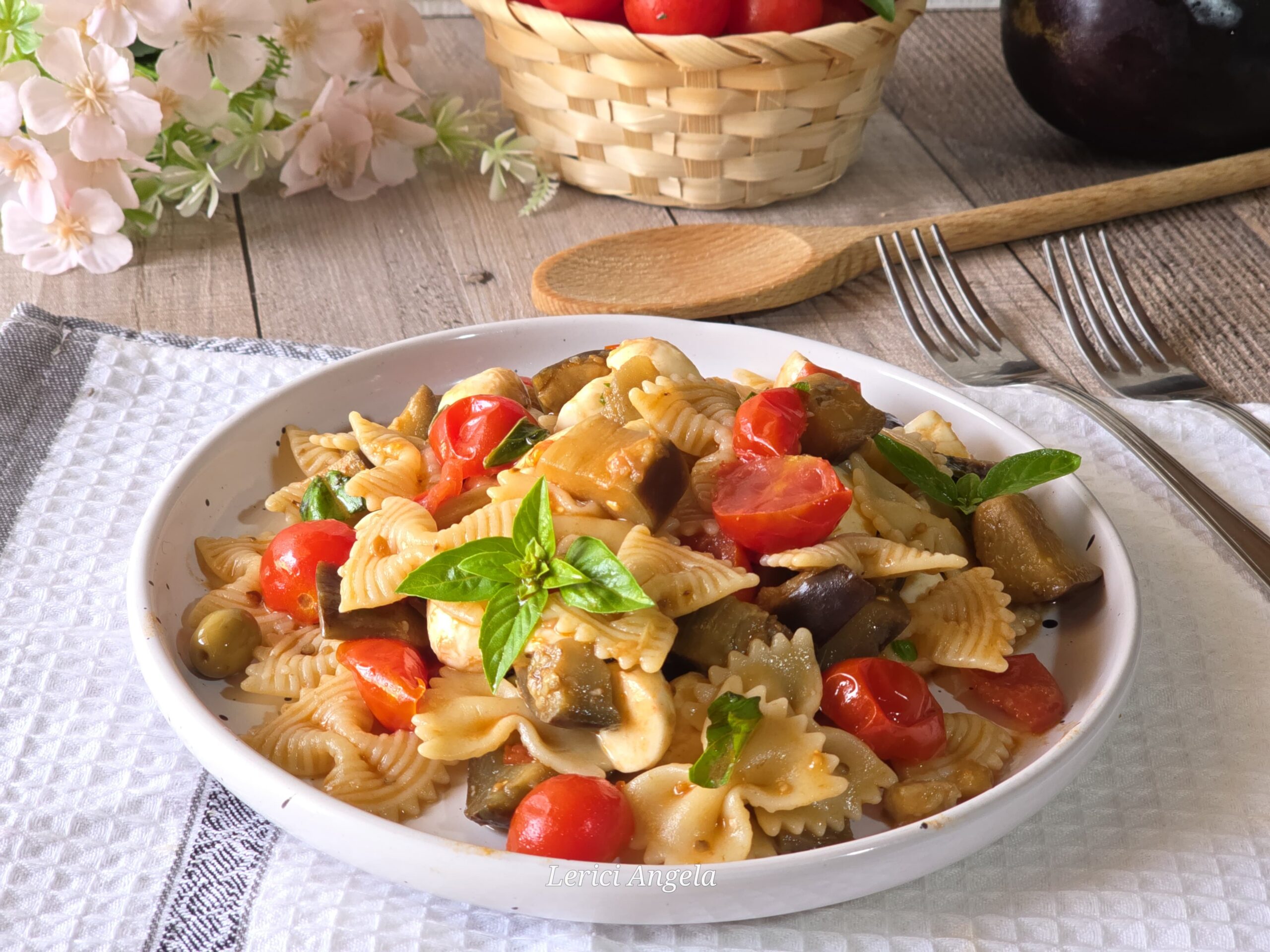 Pasta fría con berenjenas y tomatitos