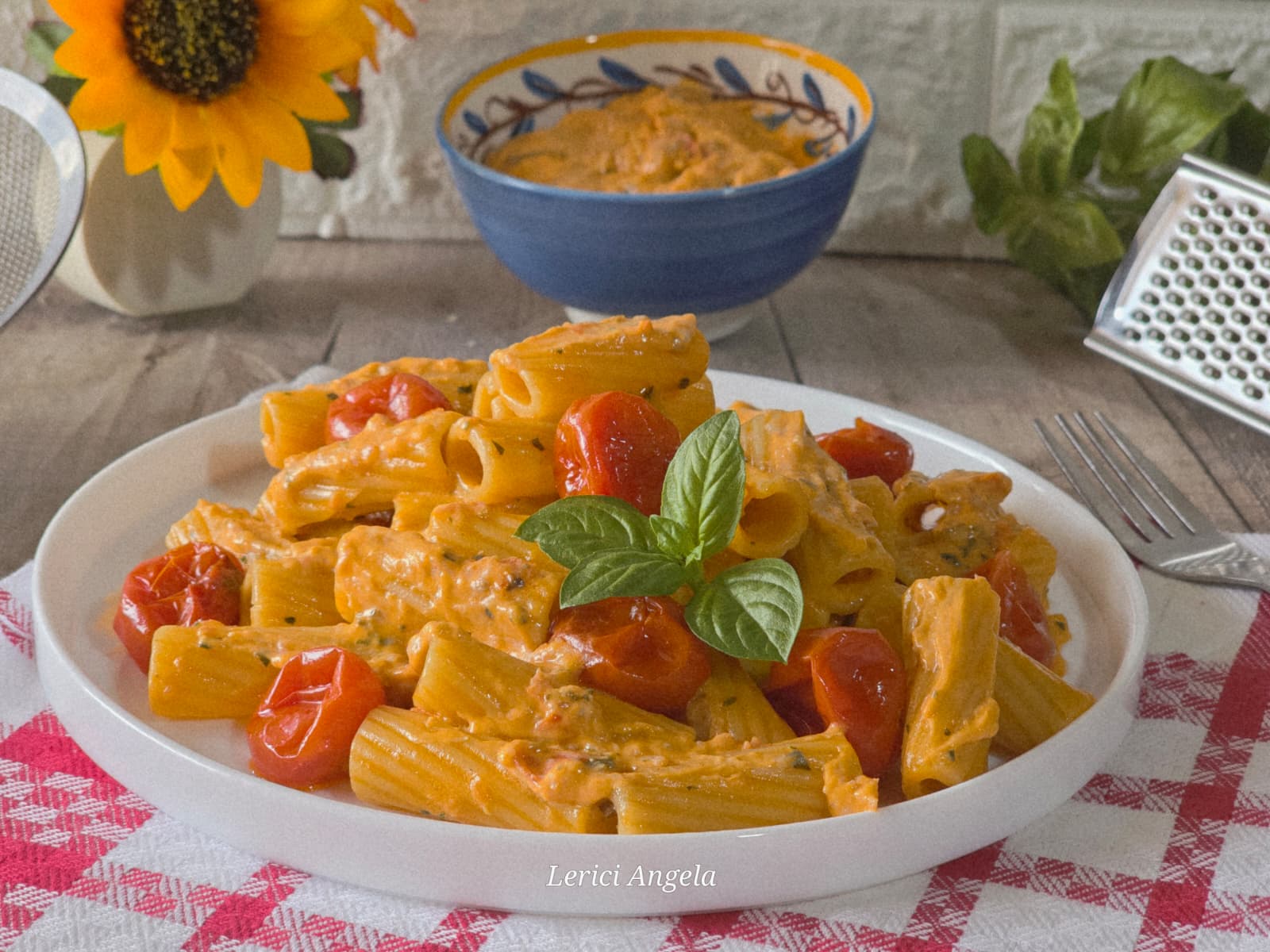 Pasta al pesto de tomates cherry frescos y ricotta