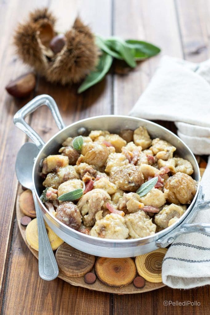 pollo con castañas en sartén
