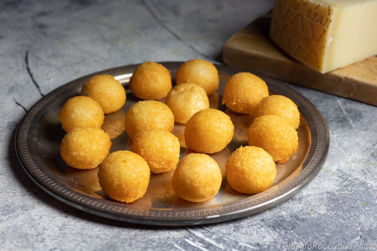 Bolas de queso fritas, aperitivo delicioso