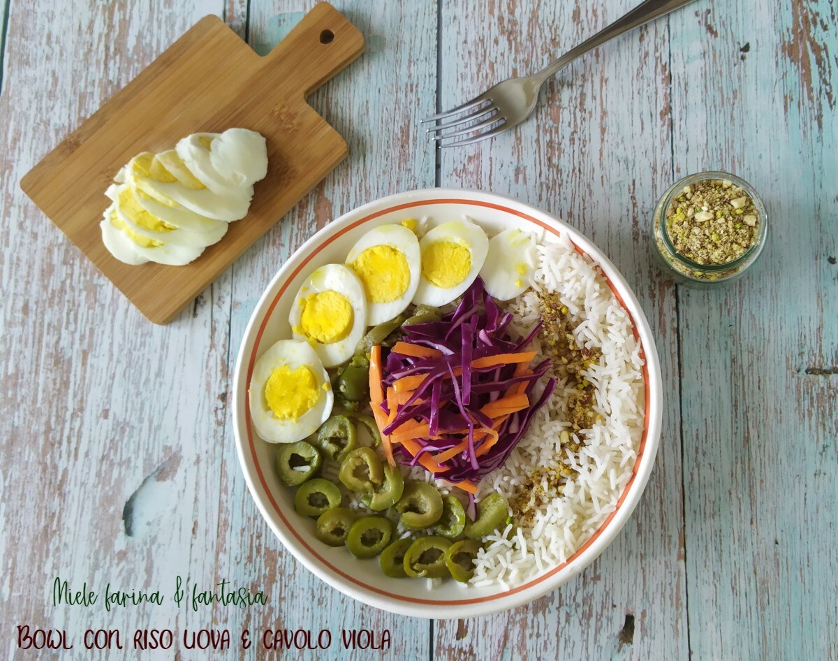 Bol de arroz con huevos y col lombarda