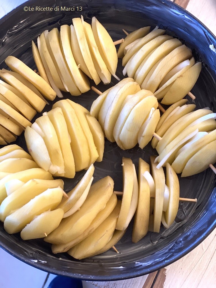 Brochetas de patatas asadas sabrosas y fáciles