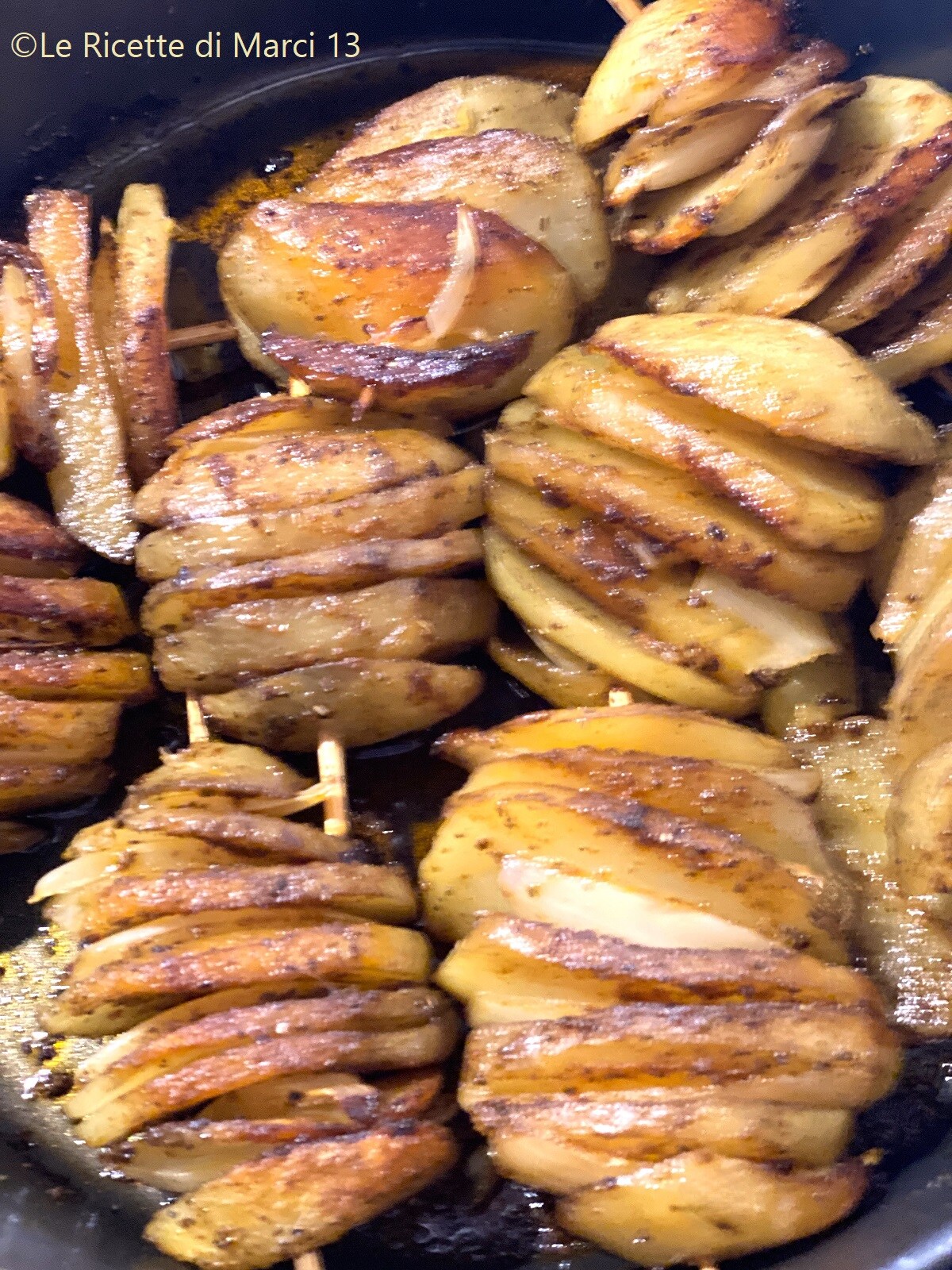 Brochetas de patatas asadas sabrosas y fáciles. Con salsa especial de pimentón y Worcestershire.