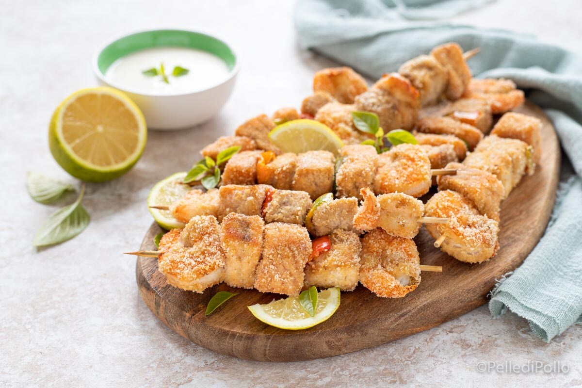 Brochetas de pescado y gambas
