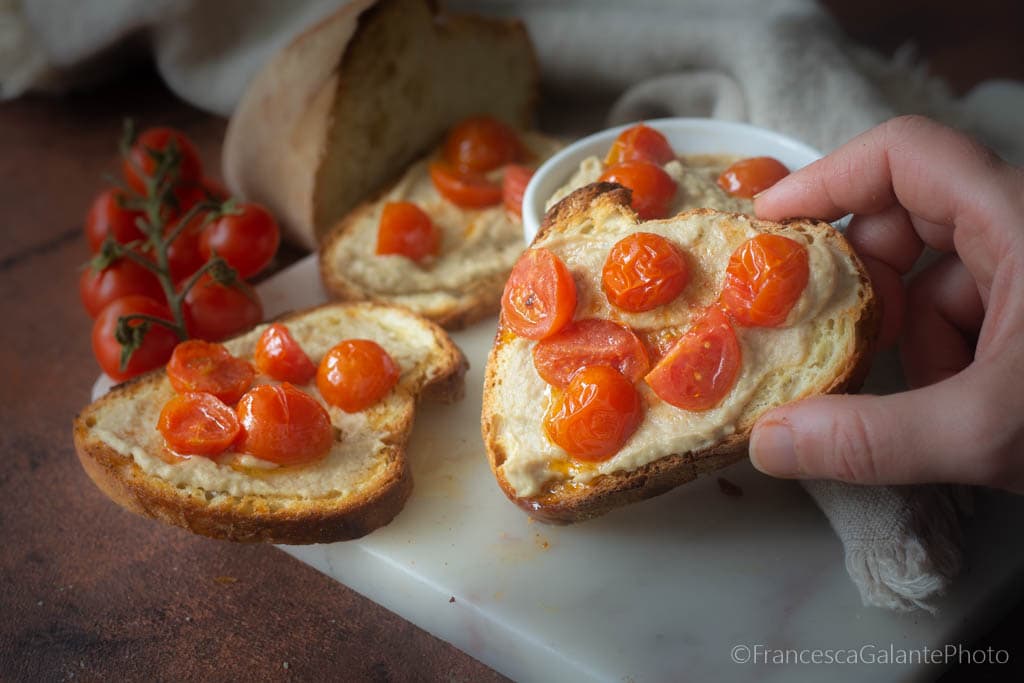 Bruschetta con salsa de berenjenas y atún