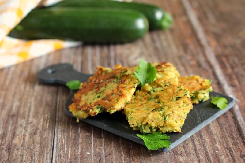 Buñuelos vegetarianos de calabacín en sartén-receta deliciosa