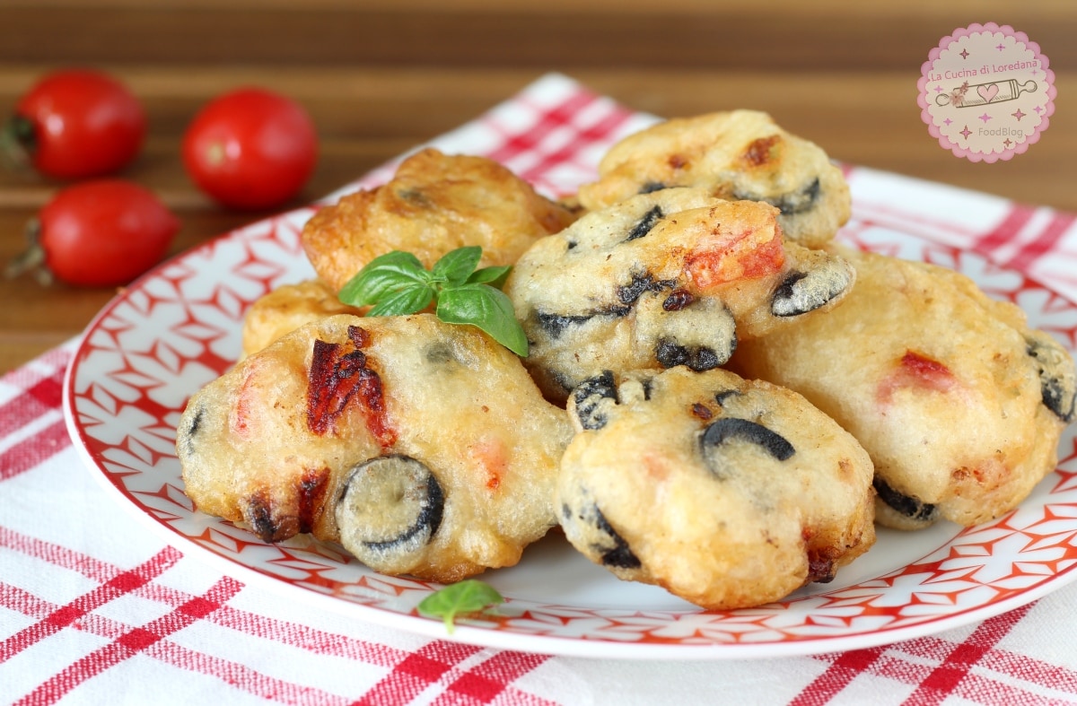 BUÑUELOS CON TOMATITOS Y ACEITUNAS NEGRAS tan buenos que te los comes de un bocado