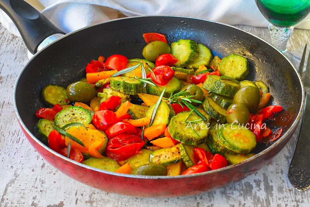 Calabacines a la mediterránea verduras en sartén