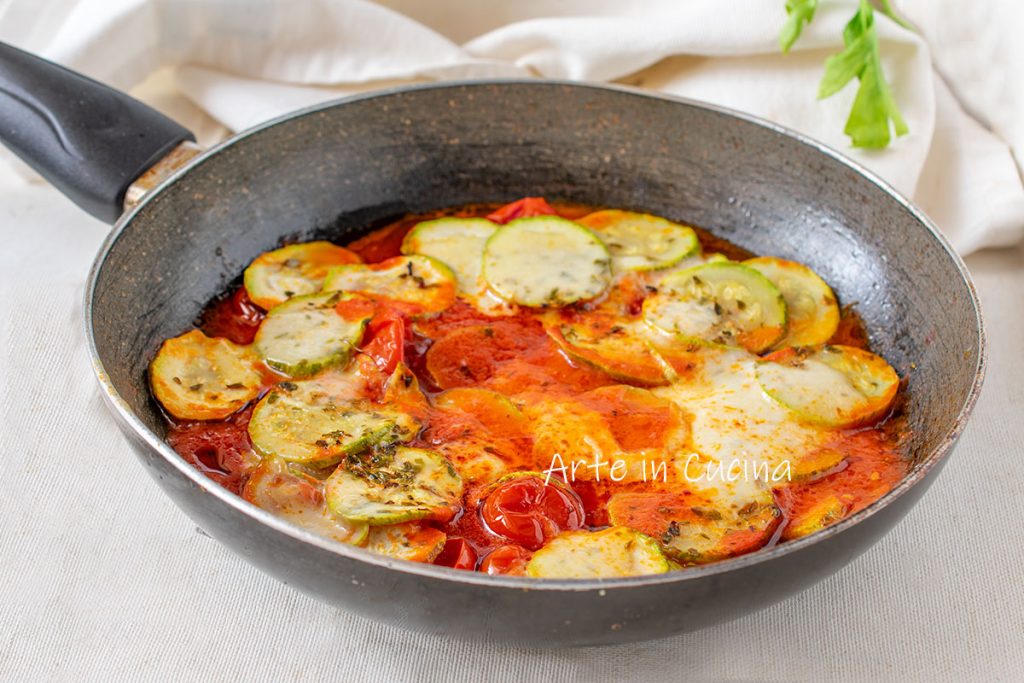 Calabacines a la pizzaiola en sartén con fiordilatte