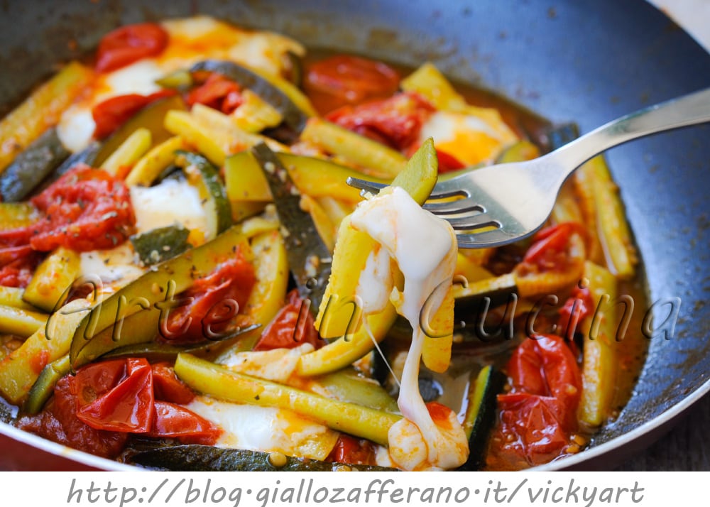 Calabacines en sartén con tomates y scamorza