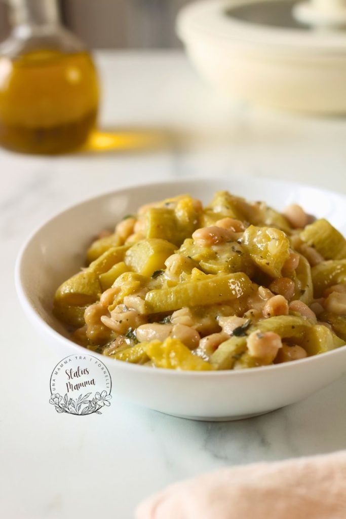 Calabacines trompeta con alubias: receta sencilla, sana y aromática, con procedimiento fácil e ingredientes de la tradición.