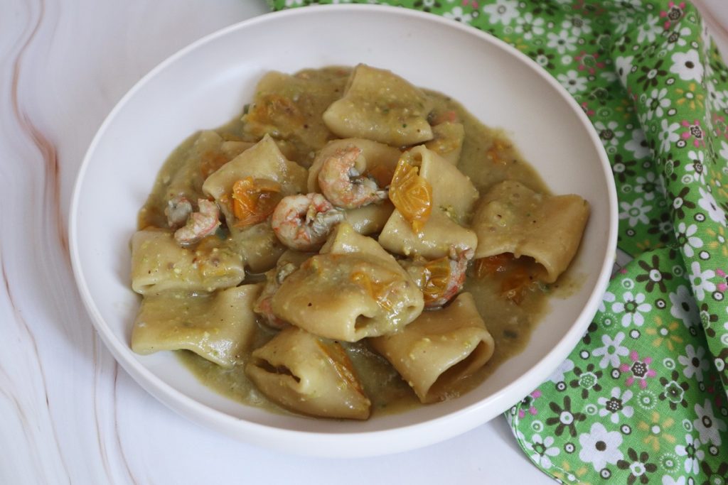 Paccheri con langostinos, tomate cherry amarillo y pistacho
