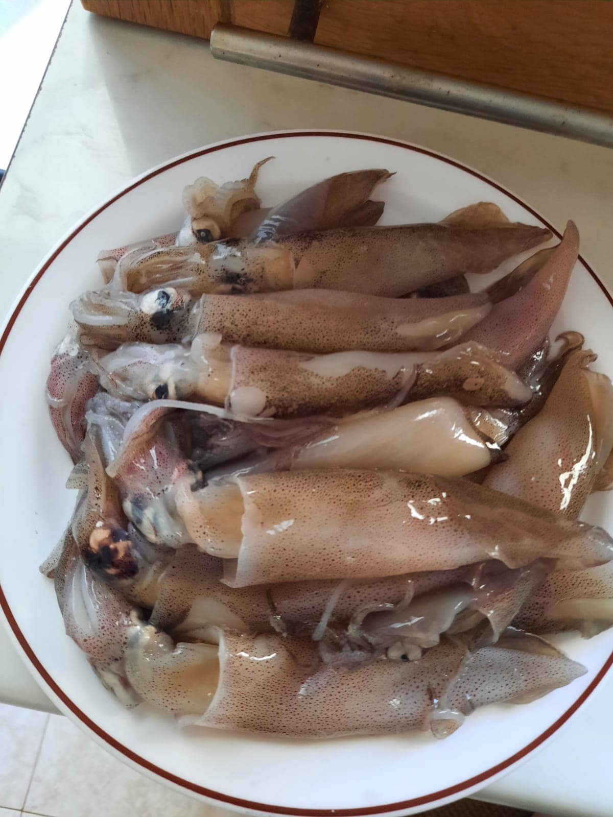 Calamares en sartén con patatas y cebollas