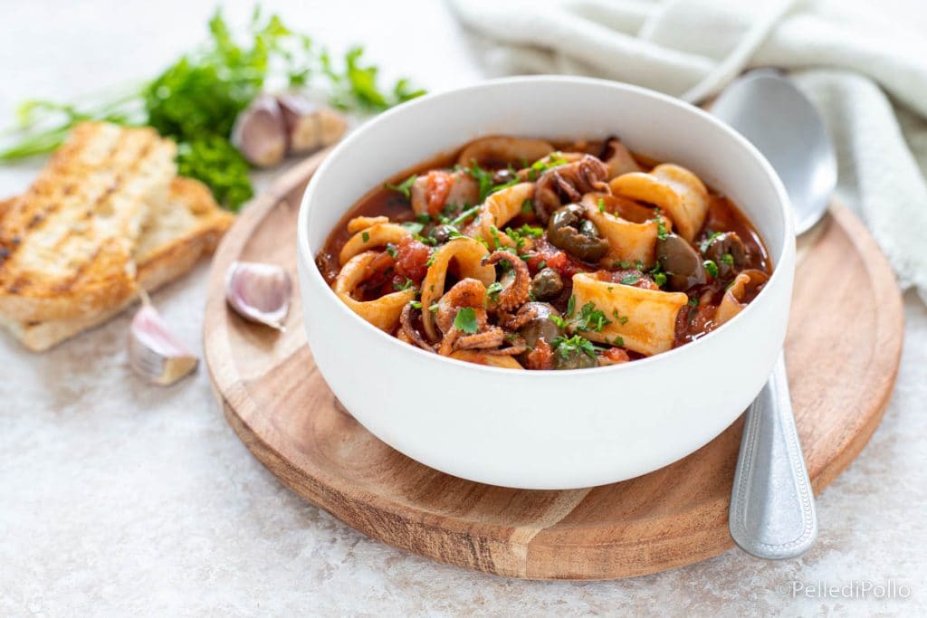 calamares en salsa de tomate y aceitunas