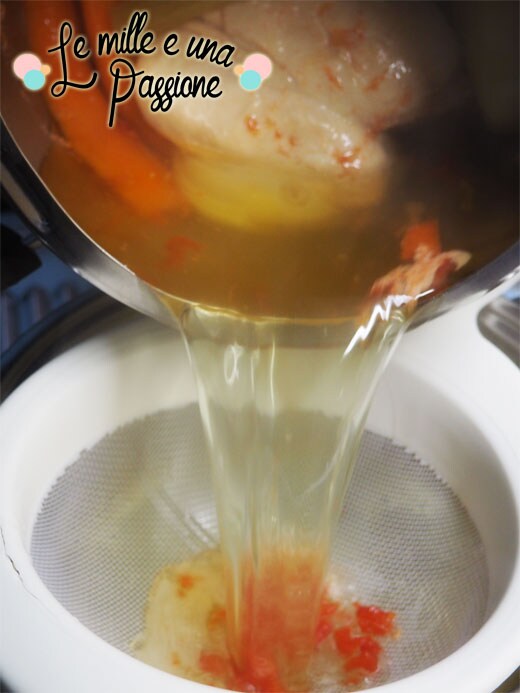 Caldo de pollo filtrado