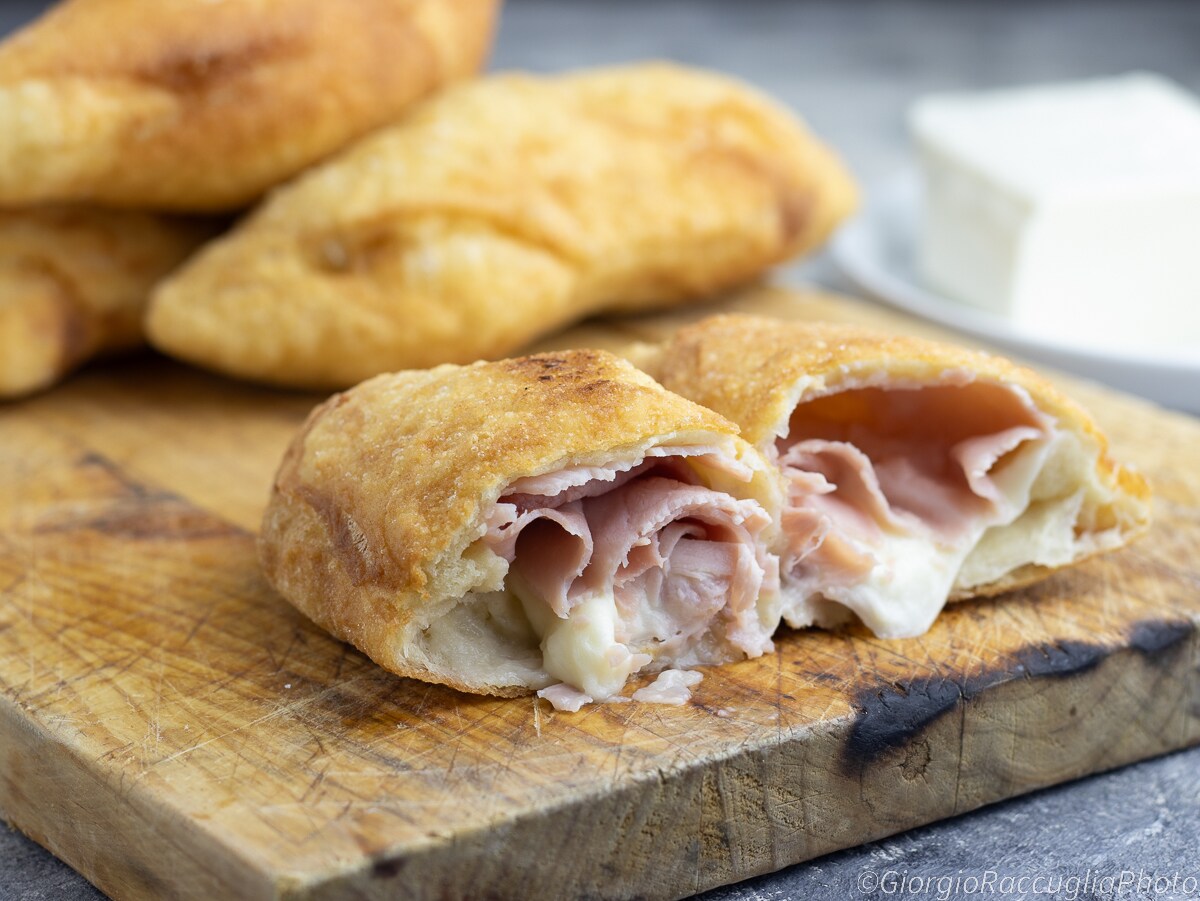 Calzones fritos con jamón y mozzarella