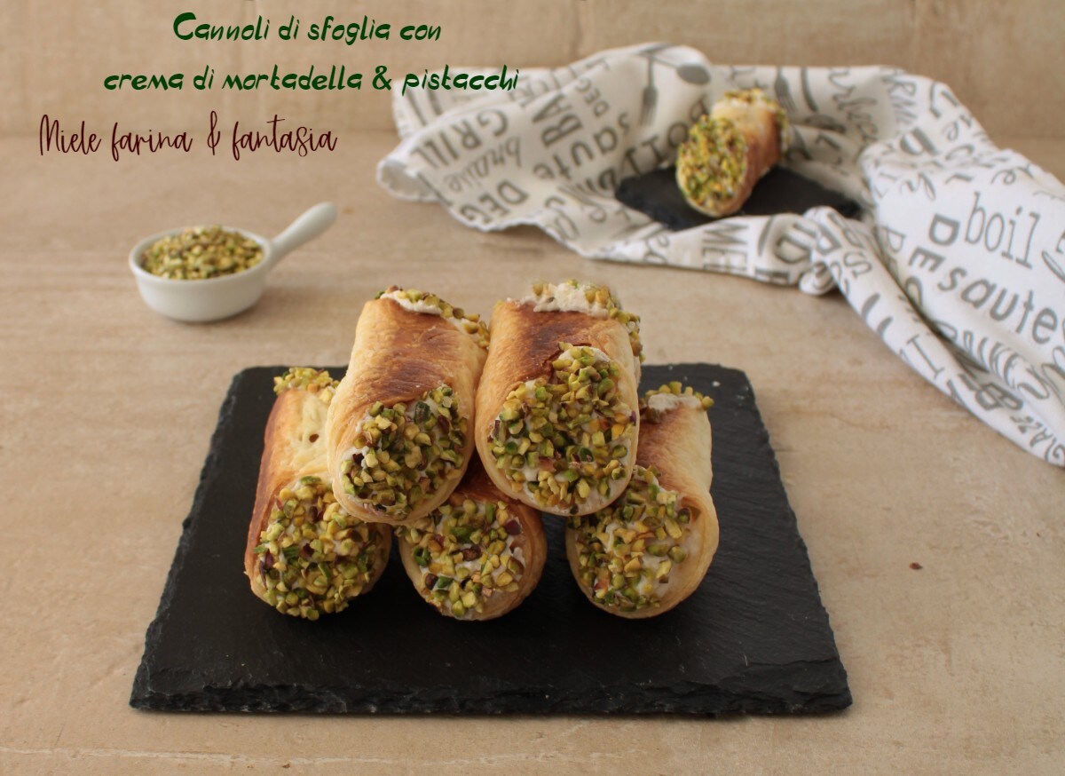 Cannoli de hojaldre con crema de mortadela y pistachos