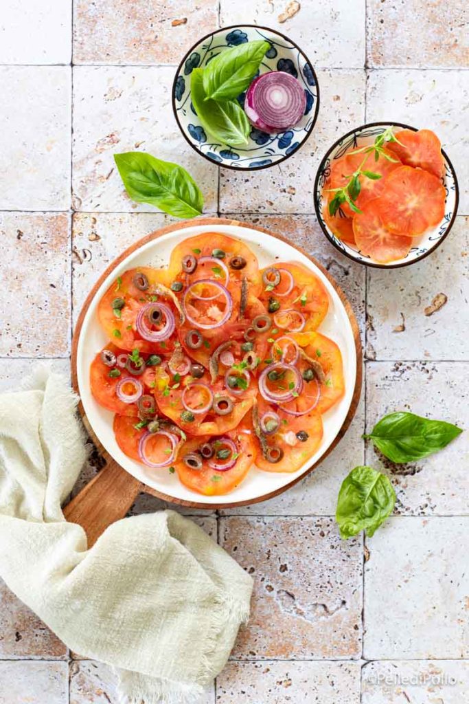 carpaccio de tomates con aceitunas y alcaparras