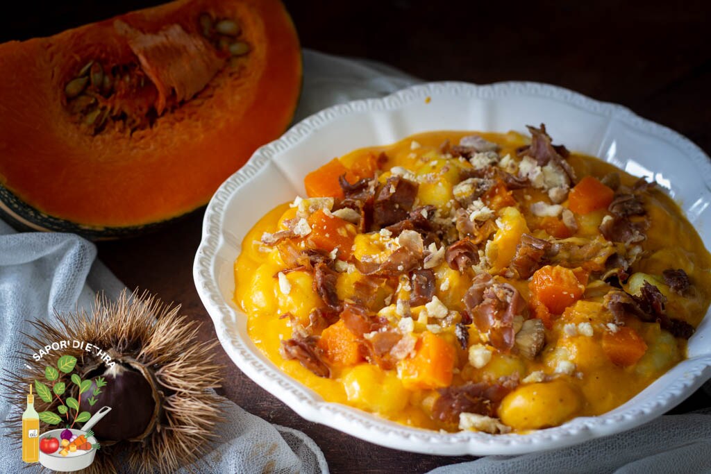 Ñoquis con crema de calabaza con castañas y speck