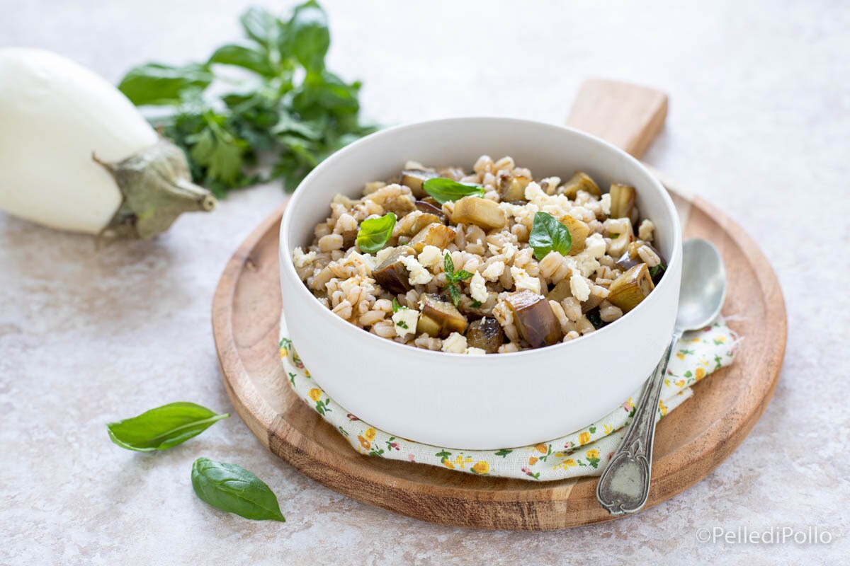 Cebada con berenjenas, hierbas y feta