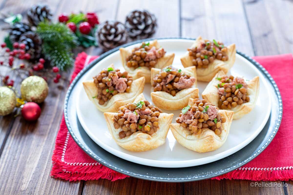 Cestitas de hojaldre con lentejas y cotechino