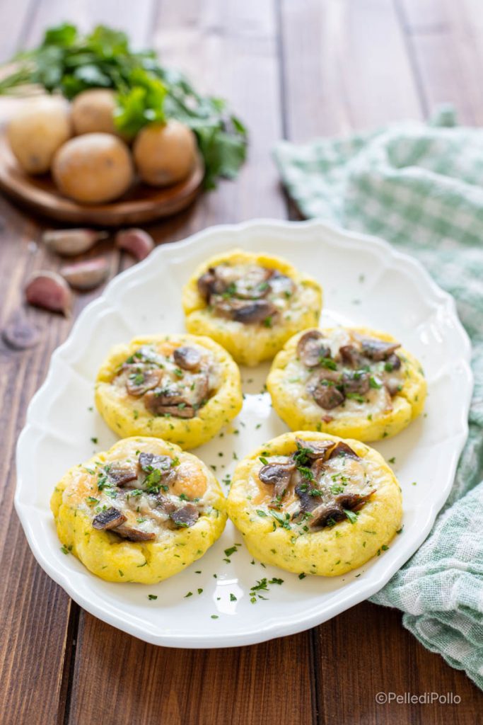 nidos de patata con setas y provola.