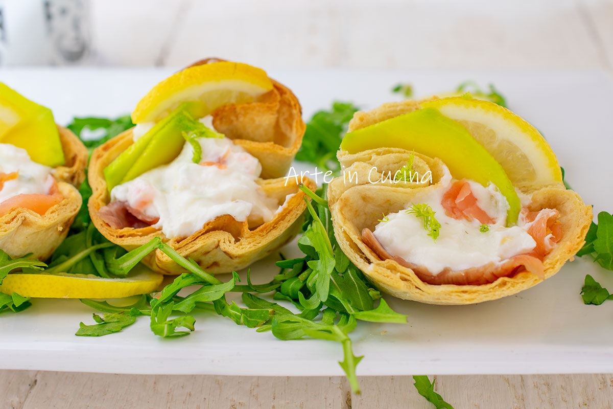 Cestitas de tortilla de salmón y aguacate
