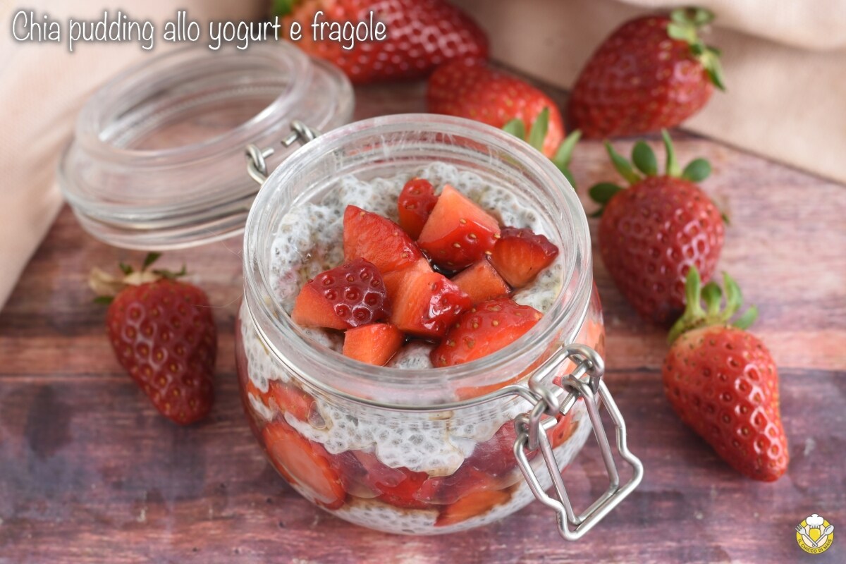 Chia pudding con yogur y fresas