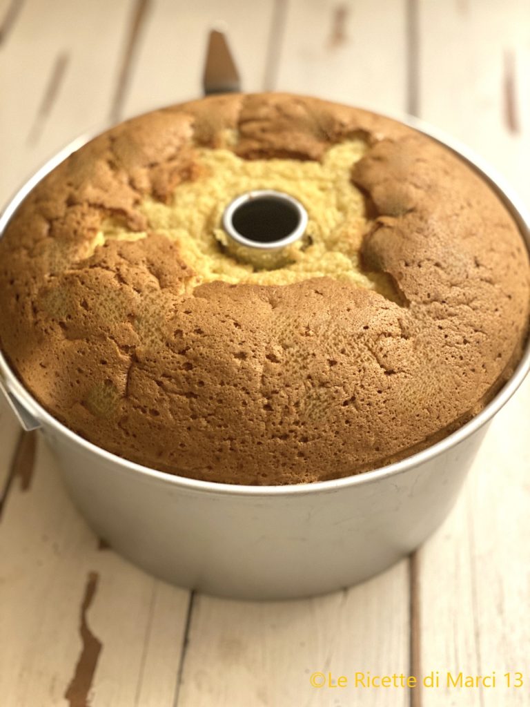 Chiffon cake veraniega con frutas y ron