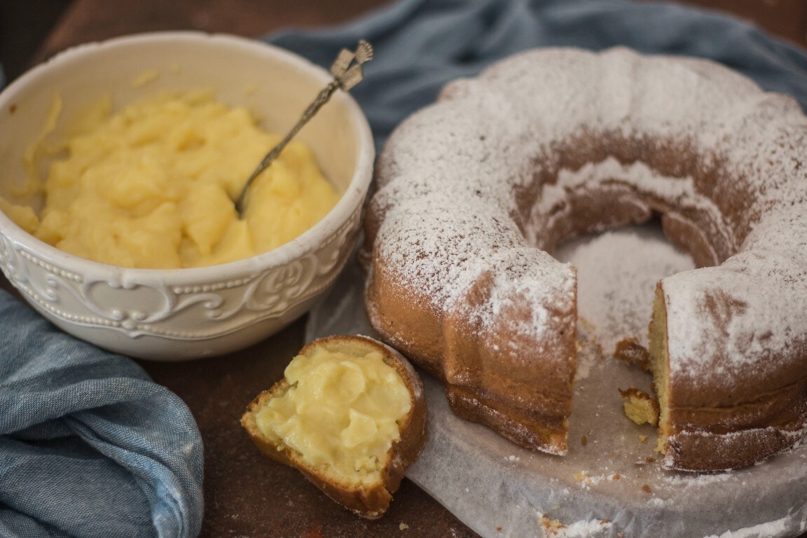 Rosquilla con nata fresca muy esponjosa