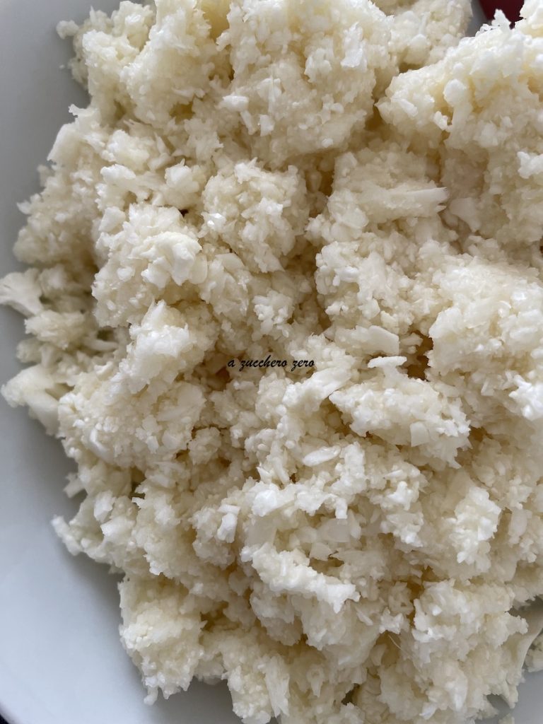 cimas de coliflor crudas picadas