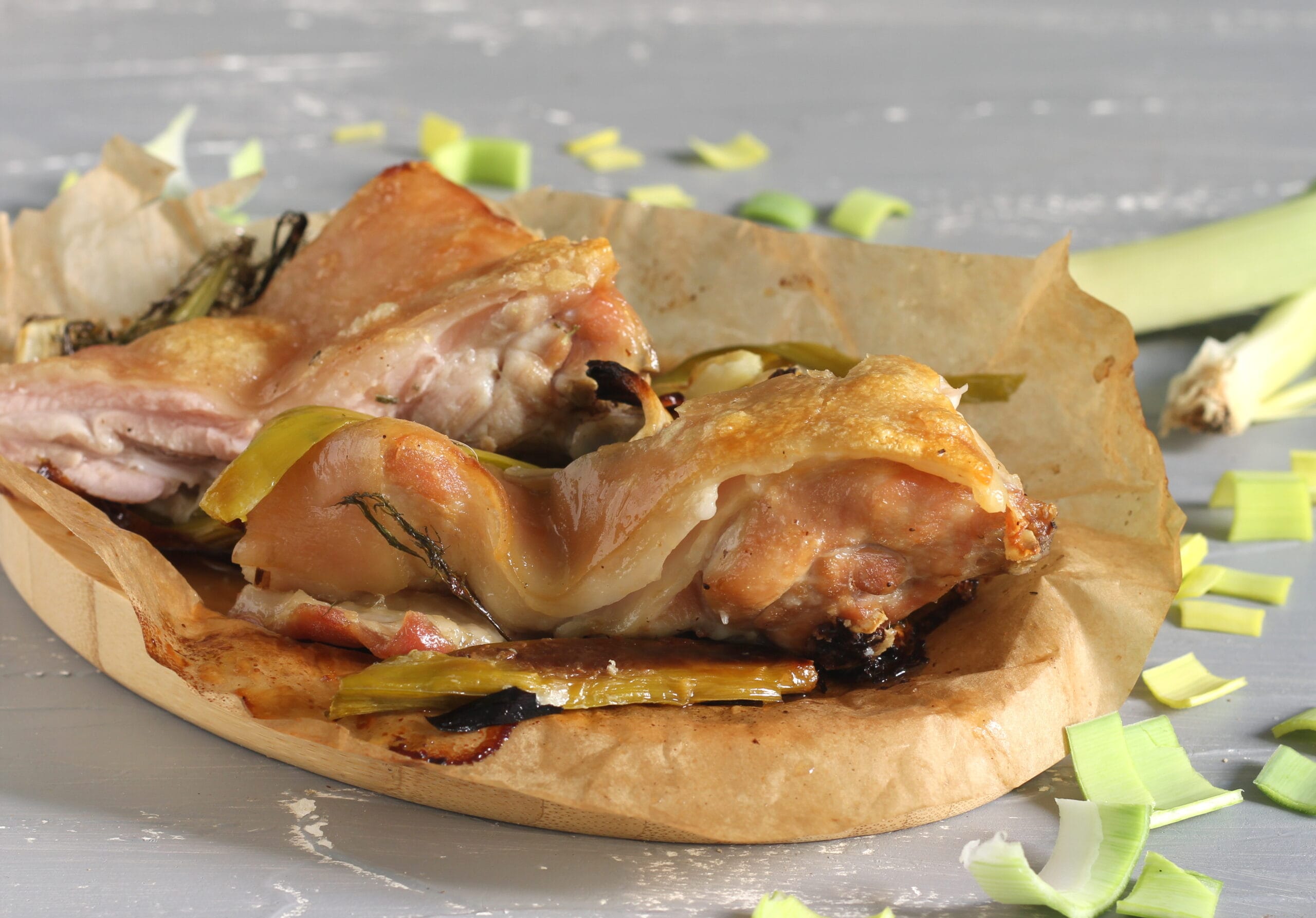 Cochinillo al horno con puerros e hinojos