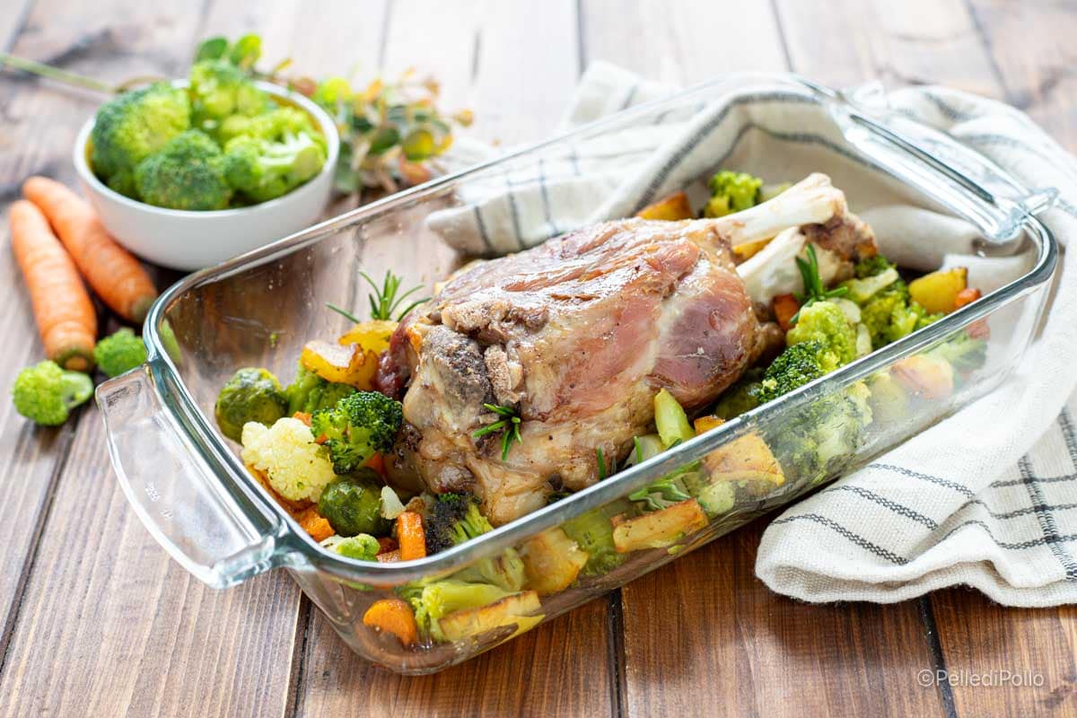 Codillo al horno con verduras de invierno