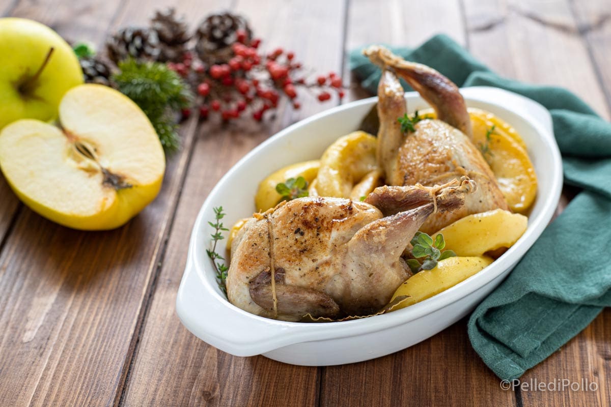 Codornices al horno con manzanas y salchicha
