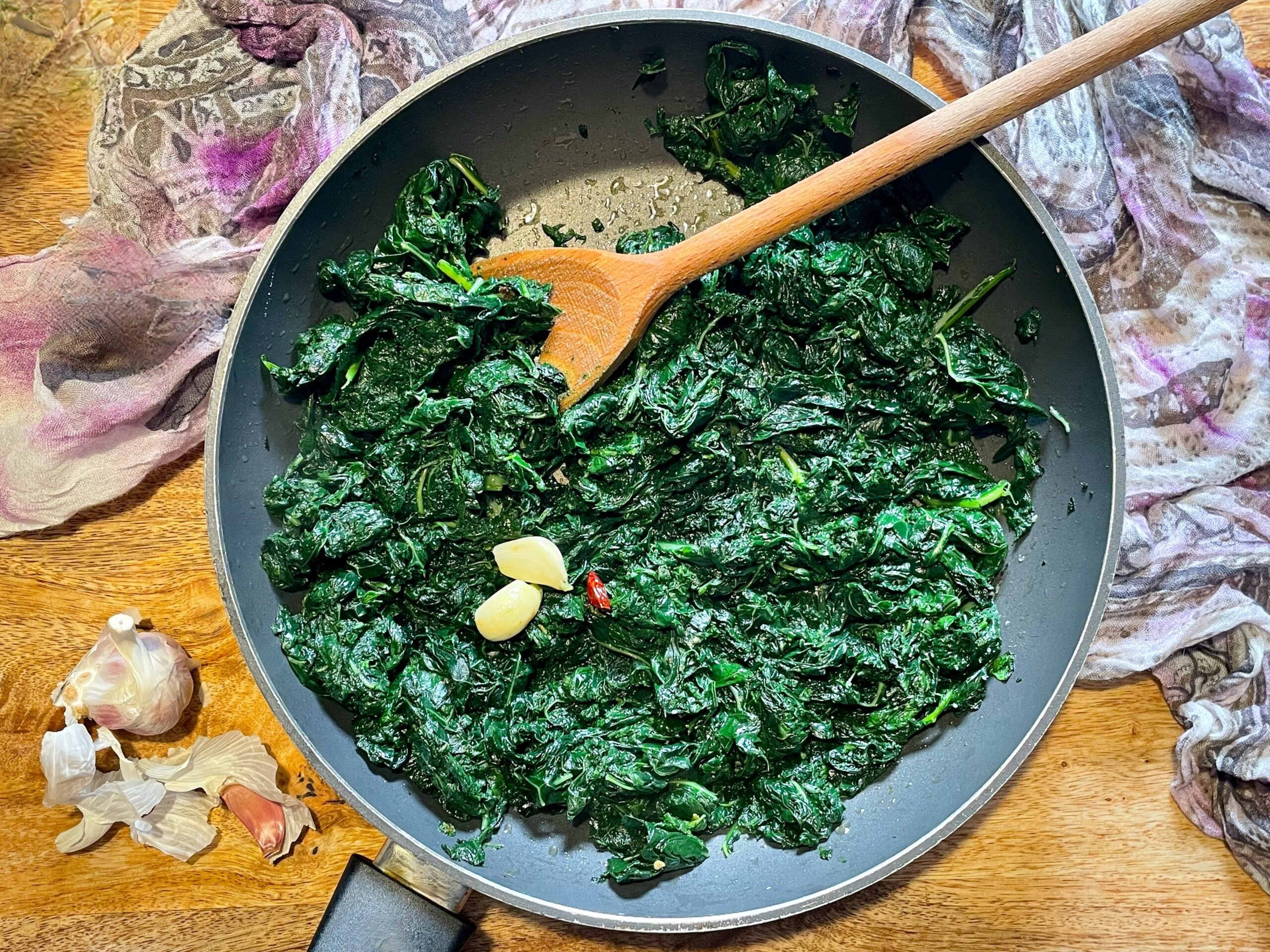Col rizado a la sartén