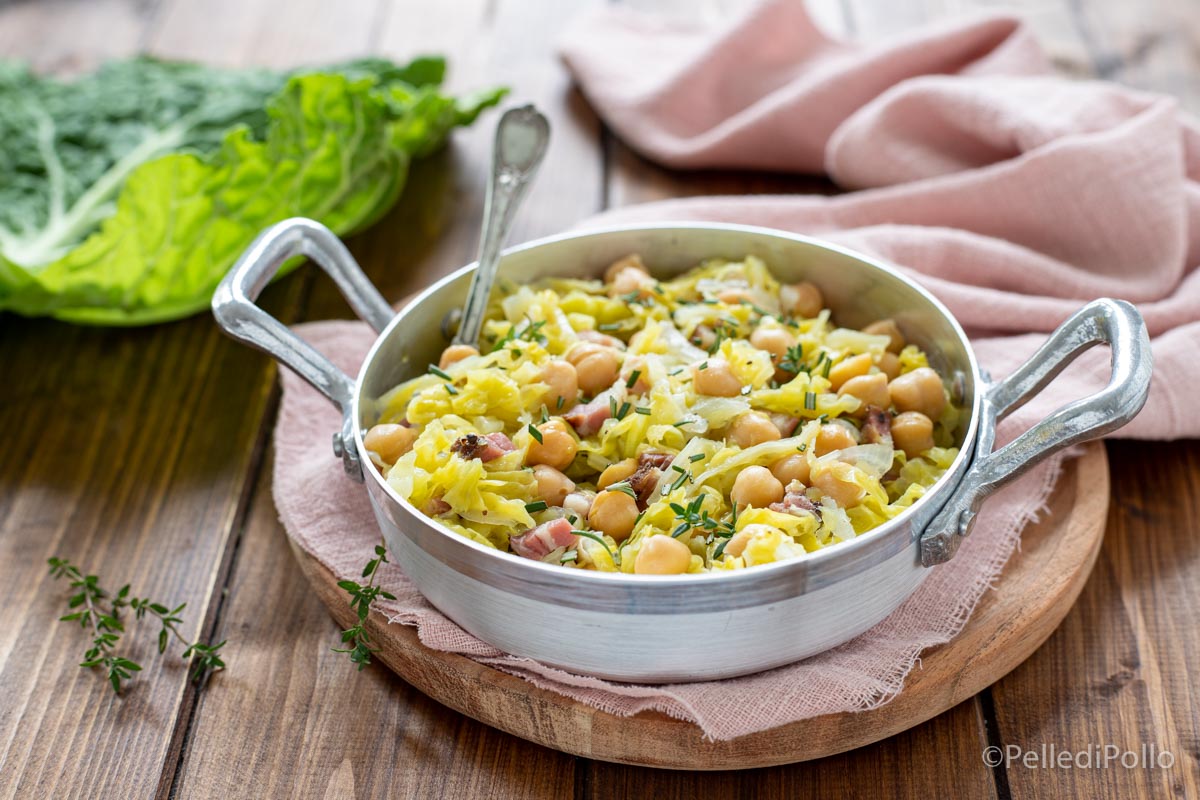 Col y garbanzos guisados en sartén